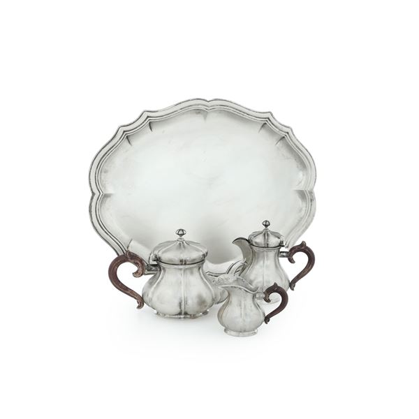 Servizio argento composto da teiera lattiera caffettiera vassoio. Argenteria italiana della prima metà del XX secolo, marchio con fascio littorio in uso dal 1935 al 1945, bollo dell'argentiere consunto