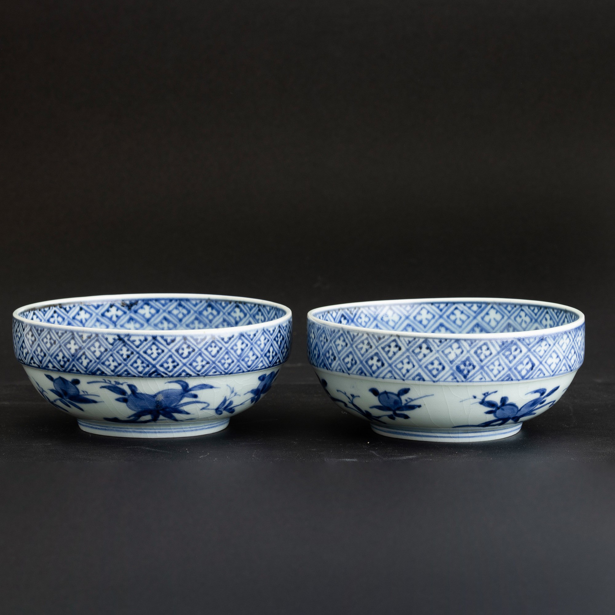 Giappone, Coppia di ciotole in porcellana Arita bianca e blu con scena paesaggistica e vegetale, ...