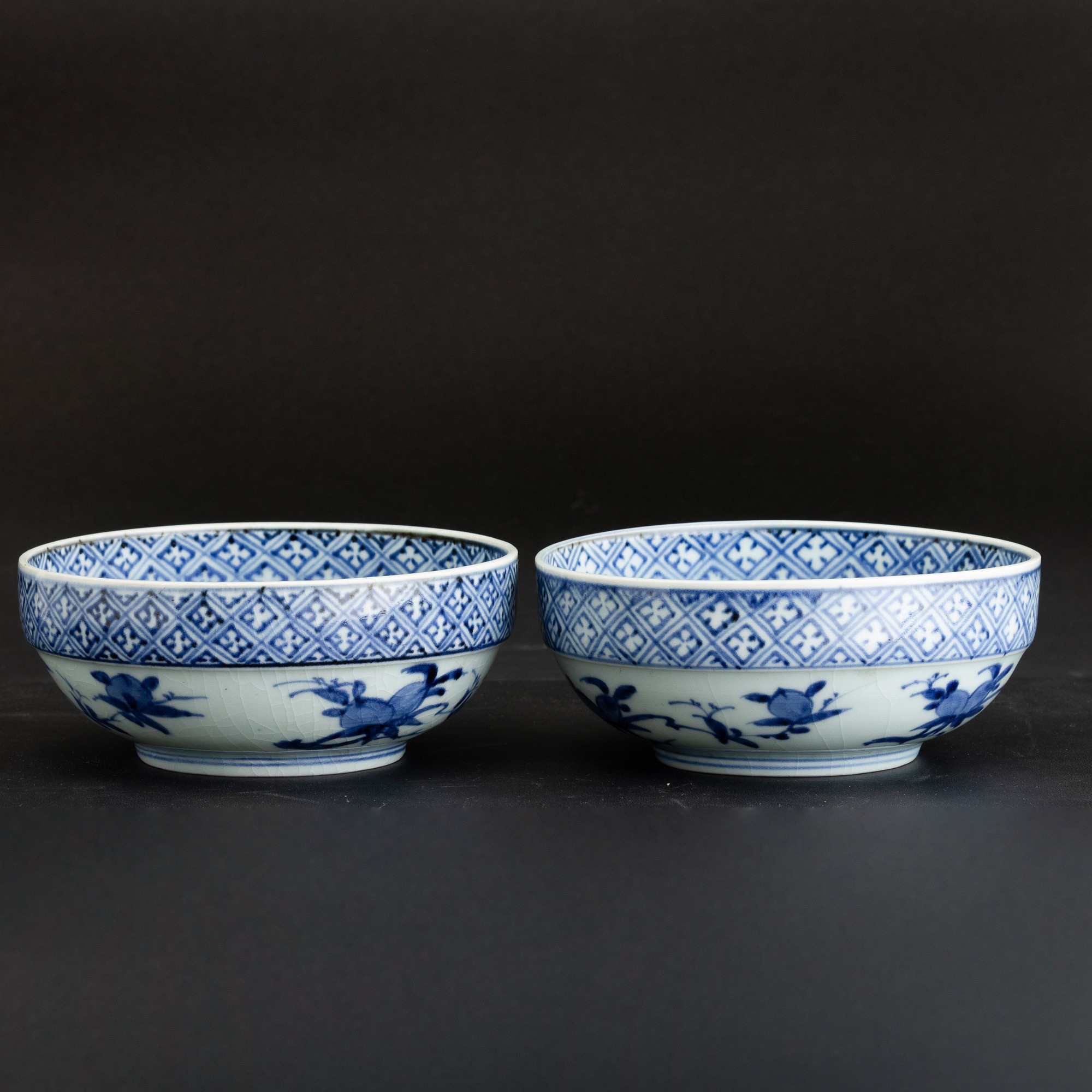 Giappone, Coppia di ciotole in porcellana Arita bianca e blu con scena paesaggistica e vegetale, ...