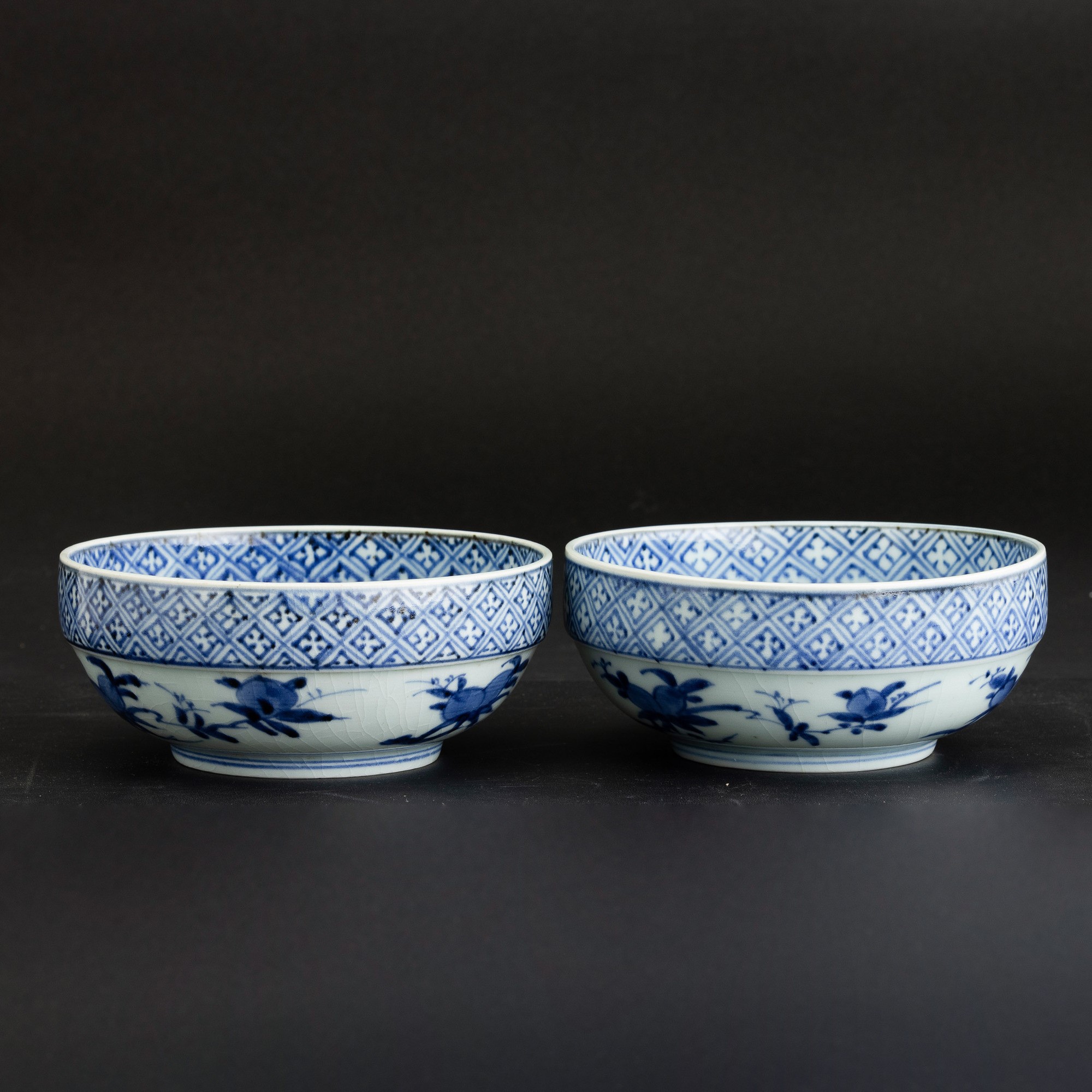 Giappone, Coppia di ciotole in porcellana Arita bianca e blu con scena paesaggistica e vegetale, ...