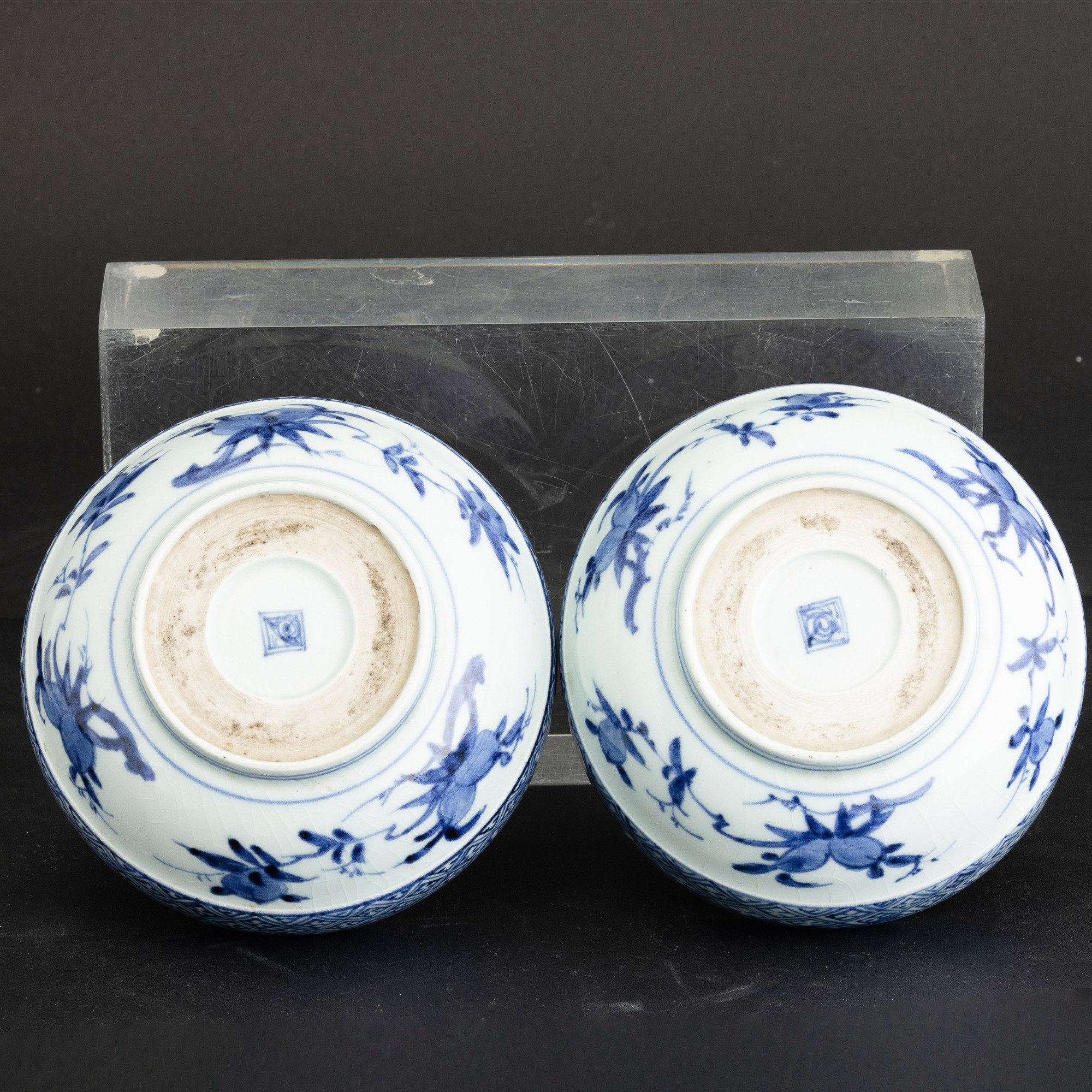 Giappone, Coppia di ciotole in porcellana Arita bianca e blu con scena paesaggistica e vegetale, ...