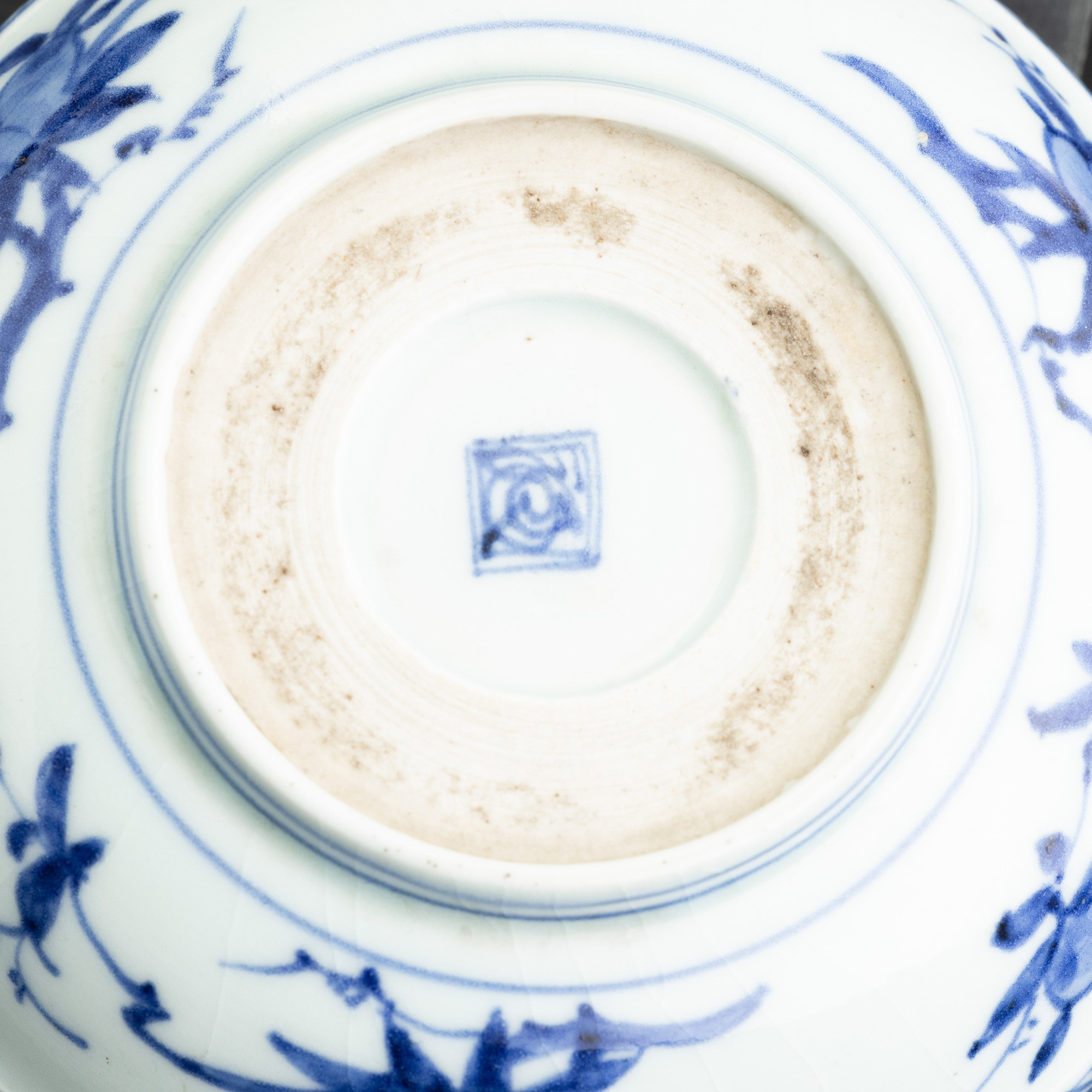 Giappone, Coppia di ciotole in porcellana Arita bianca e blu con scena paesaggistica e vegetale, ...