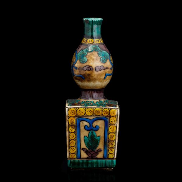 Vaso in porcellana Genroku policroma a motivi floreali e geometrici, Giappone, XIX secolo