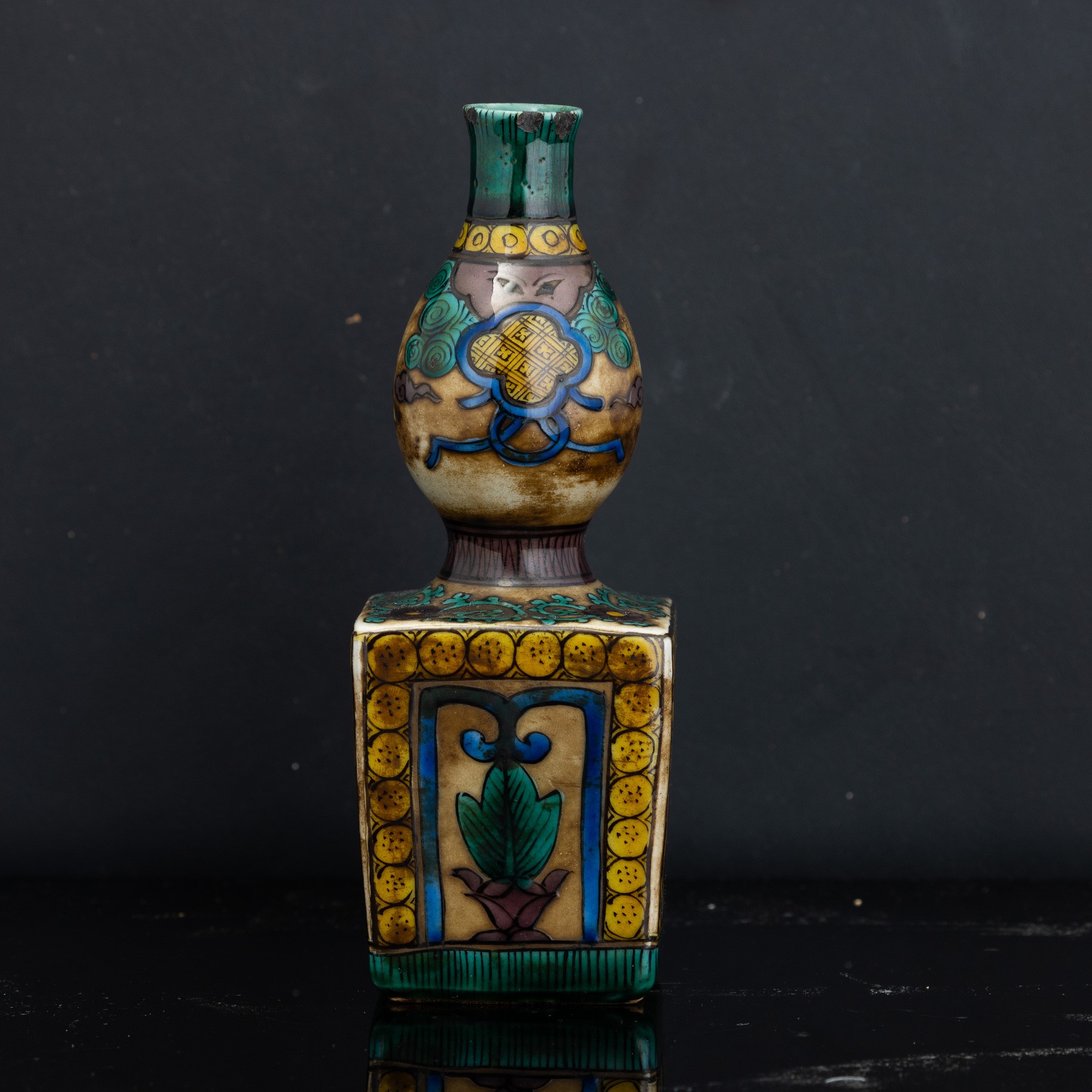 Vaso in porcellana Genroku, policromo a motivi floreali e geometrici, Giappone, XIX secolo