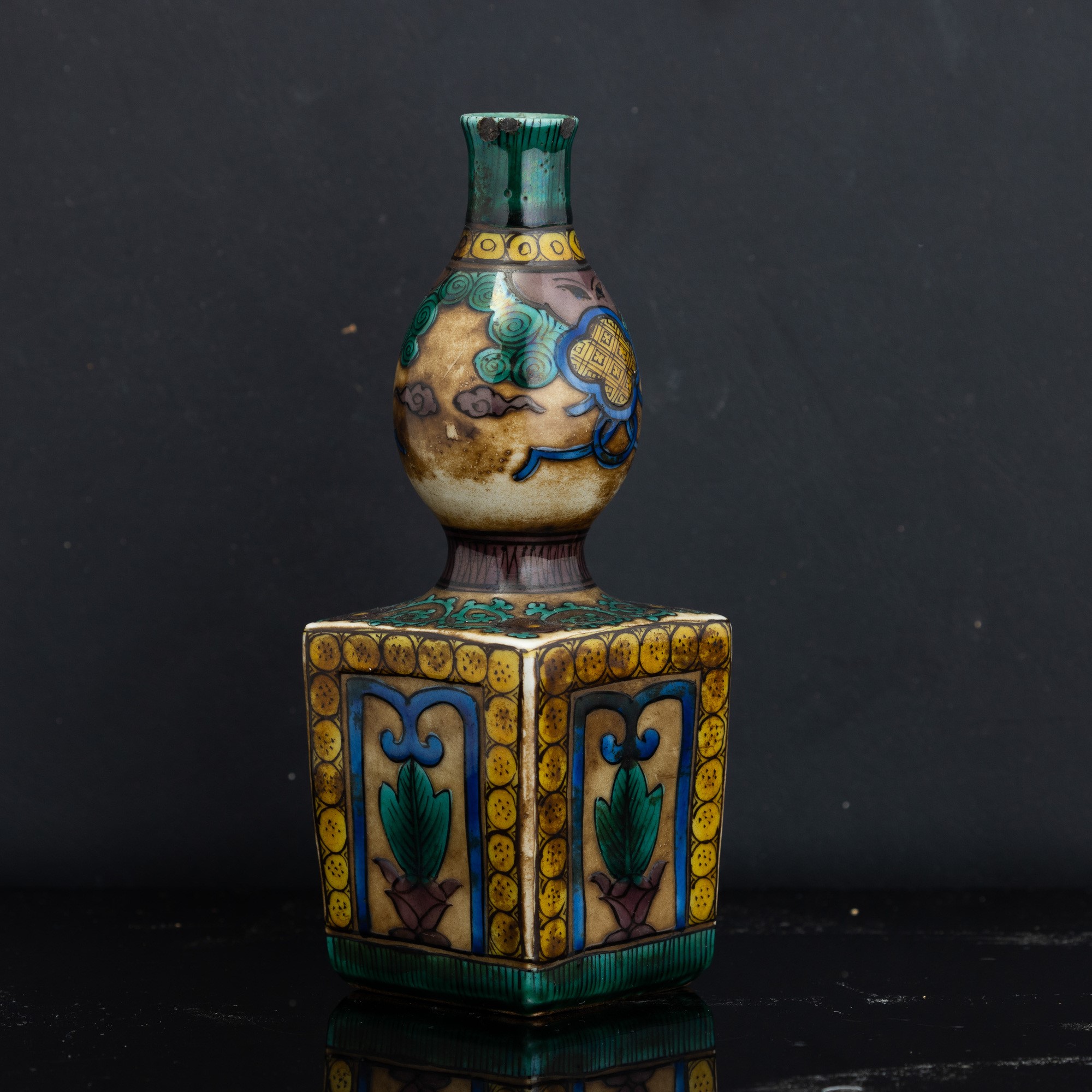 Vaso in porcellana Genroku, policromo a motivi floreali e geometrici, Giappone, XIX secolo