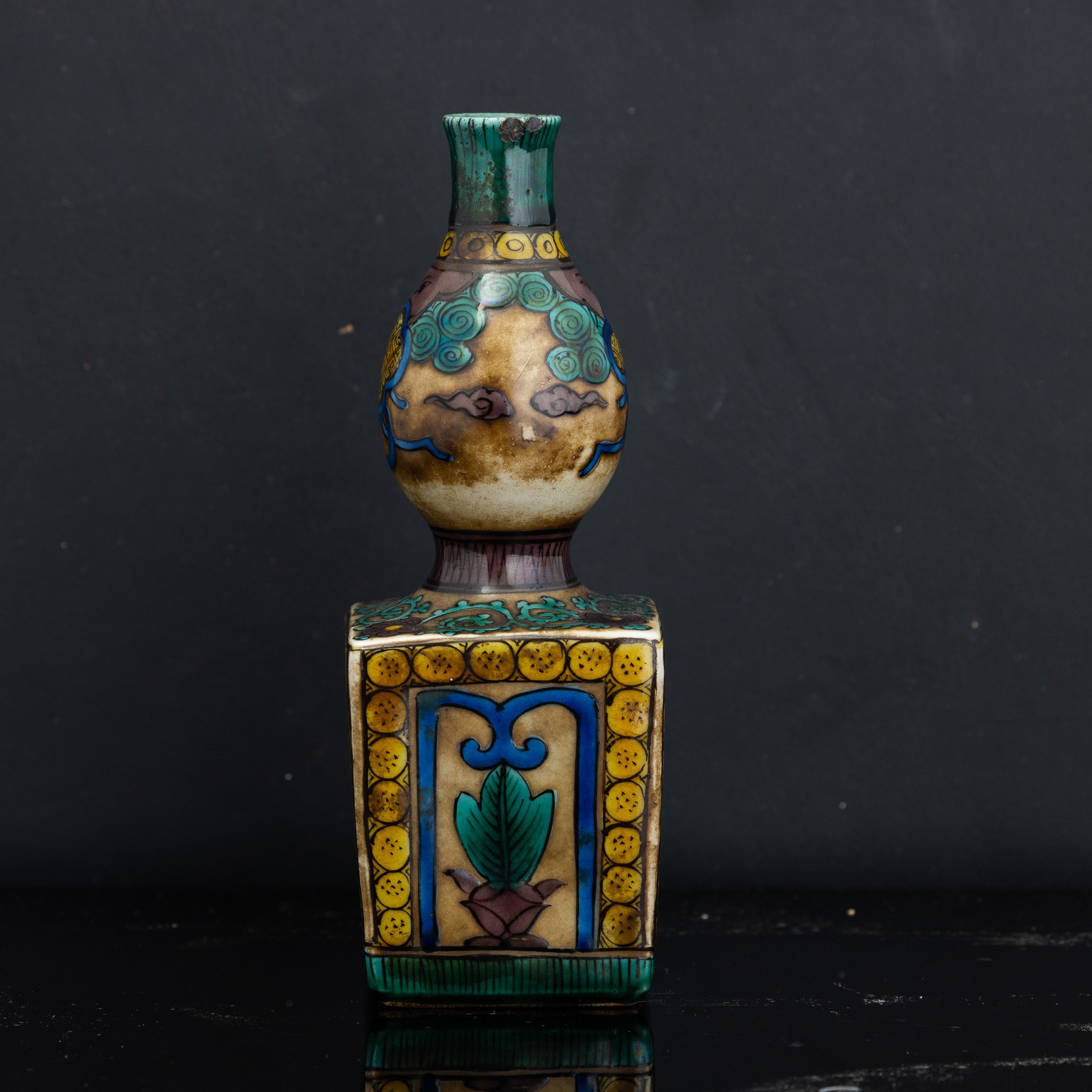 Vaso in porcellana Genroku, policromo a motivi floreali e geometrici, Giappone, XIX secolo