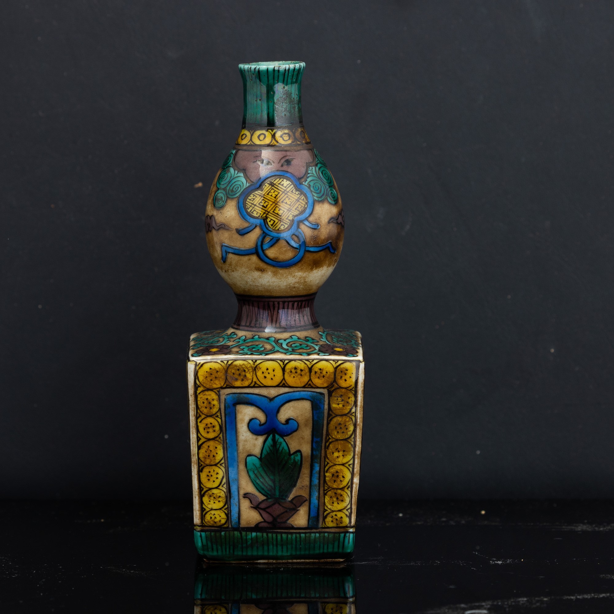 Vaso in porcellana Genroku, policromo a motivi floreali e geometrici, Giappone, XIX secolo