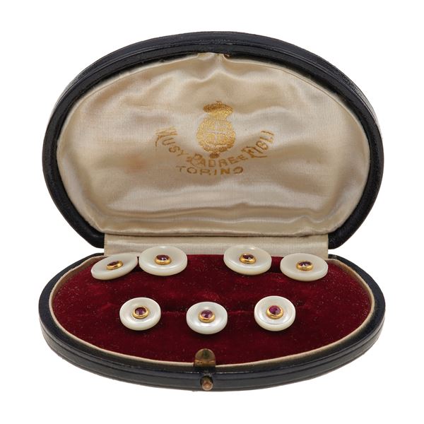 Mother-of-pearl, ruby and gold men's dress set. Fitted case. Musy Padre e figli, Torino