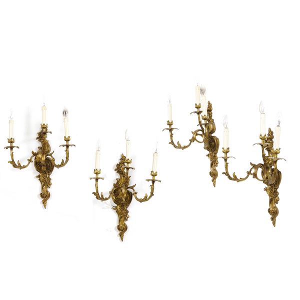 Gruppo di quattro appliques a tre fiamme stile Luigi XV in bronzo dorato