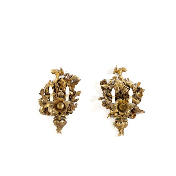 Coppia di appliques in legno intagliato e dorato