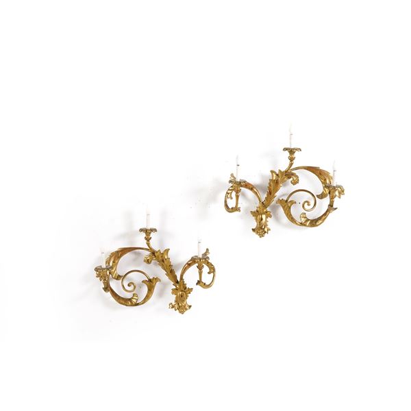 Coppia di appliques in legno intagliato e dorato. XVIII-XIX secolo