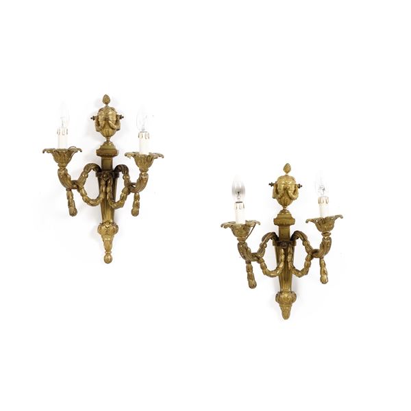 Coppia di appliques in bronzo dorato a due luci. XIX secolo