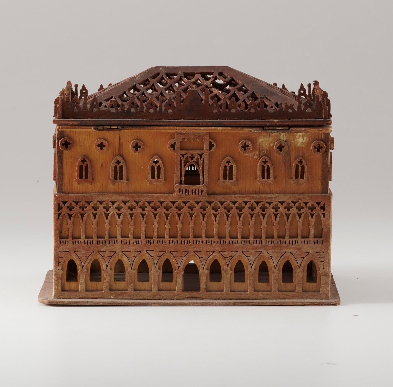 Lotto di otto modellini di edifici in legno, XX secolo