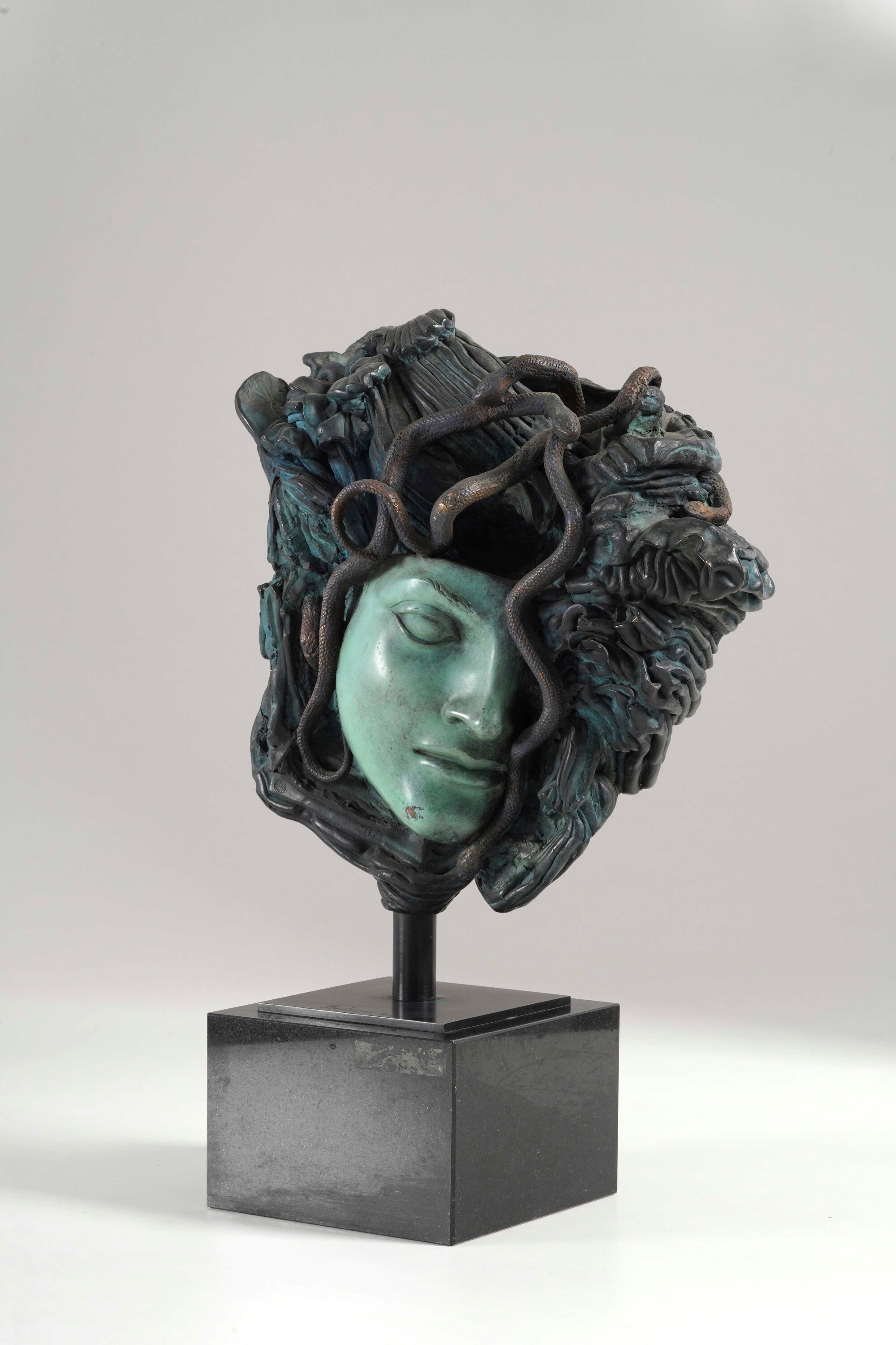 Alba Gonzales - Medusa (1997) in bronzo patinato