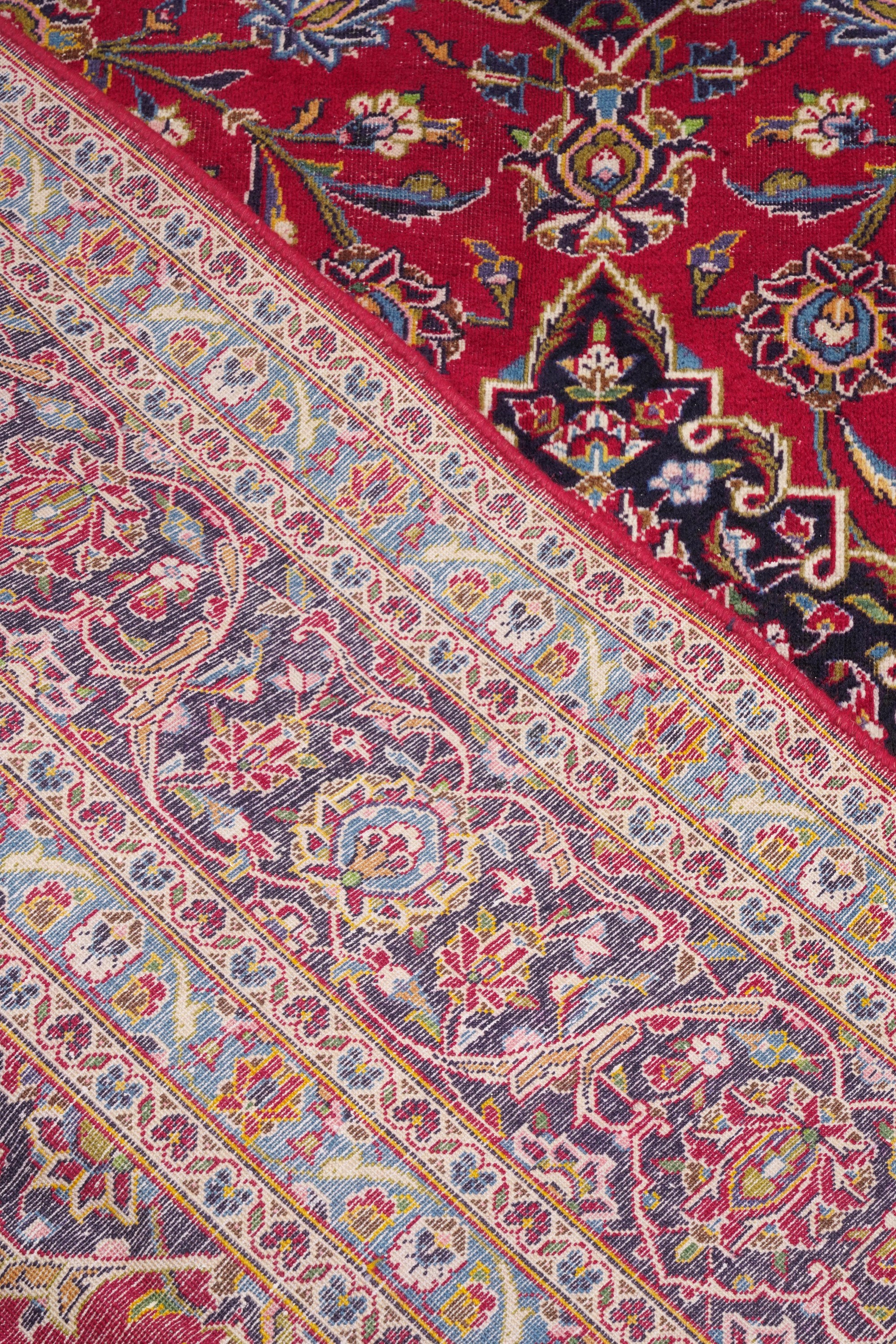 Tappeto Persiano, fondo rosso con medaglione centrale blu, metà XX secolo