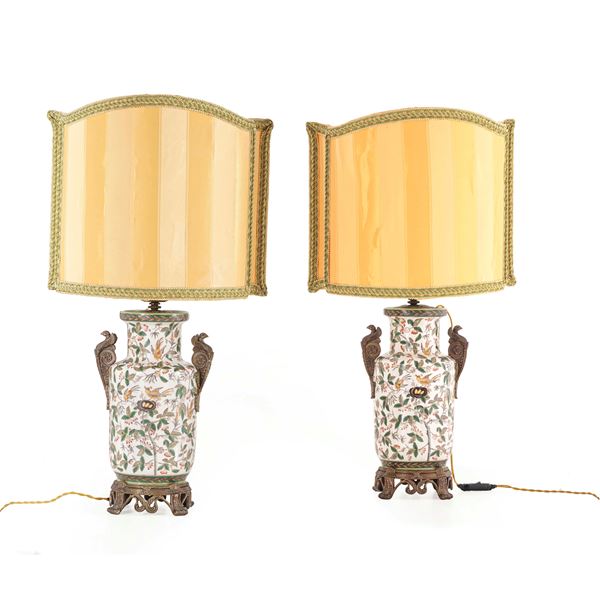 Coppia vasi in porcellana con montature in bronzo. XIX-XX secolo