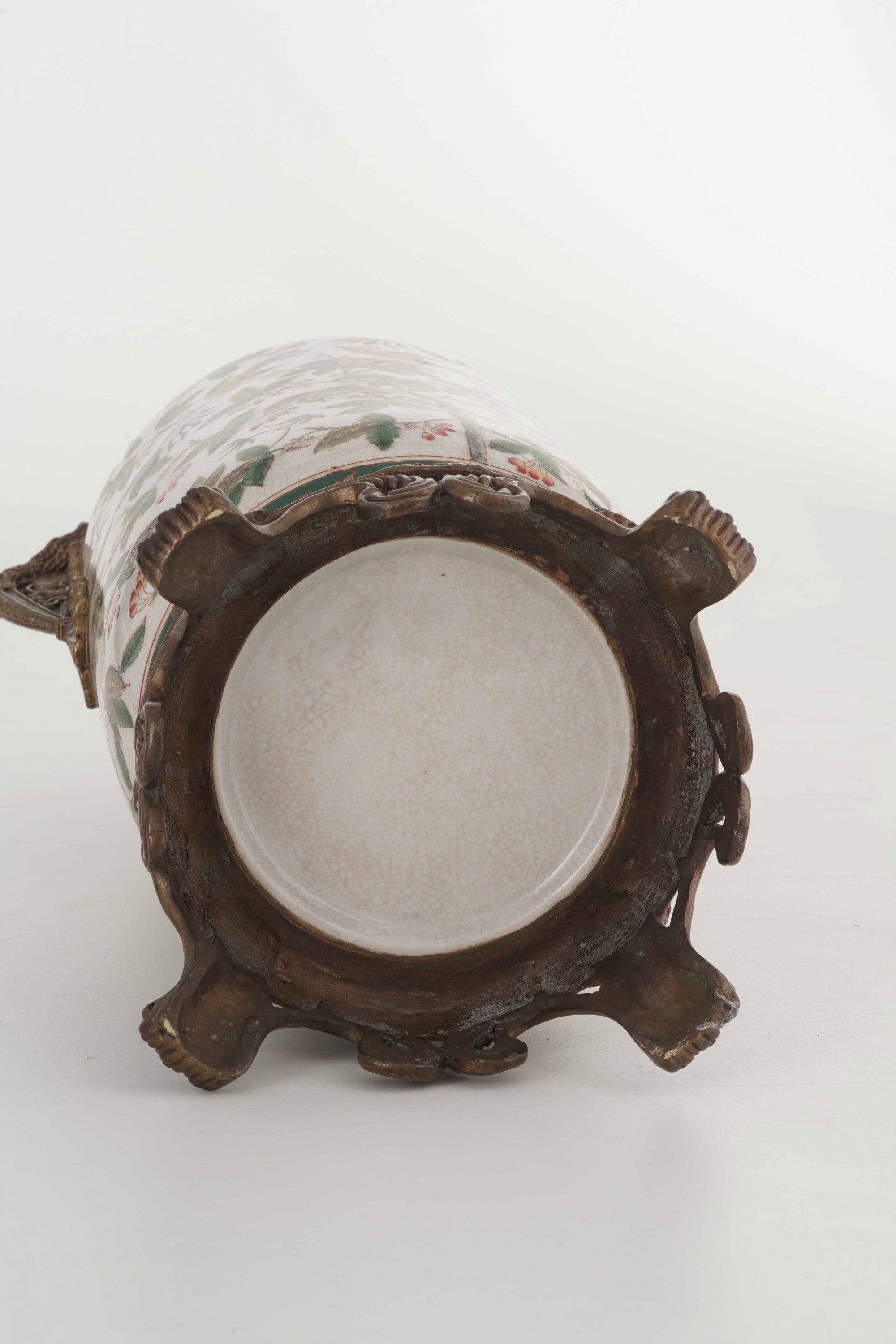 Coppia Vasi in Porcellana con Montature in Bronzo. XIX-XX Secolo