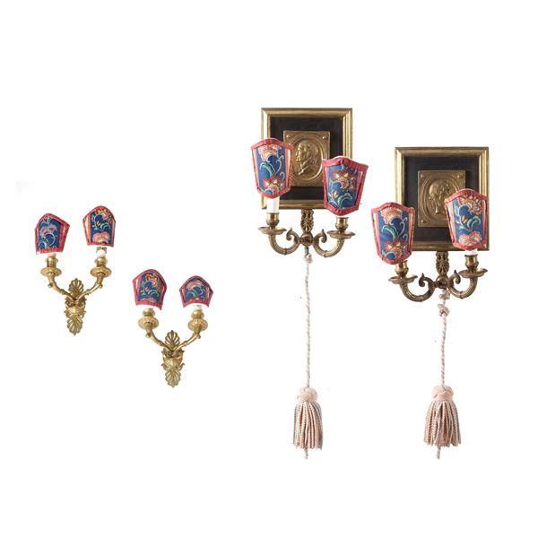 Due coppie di appliques a due luci in bronzo dorato.