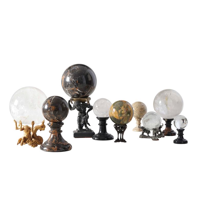 Insieme di sfere in marmo, pietra e cristallo. XX secolo  - Asta Antiquariato - Cambi Casa d'Aste