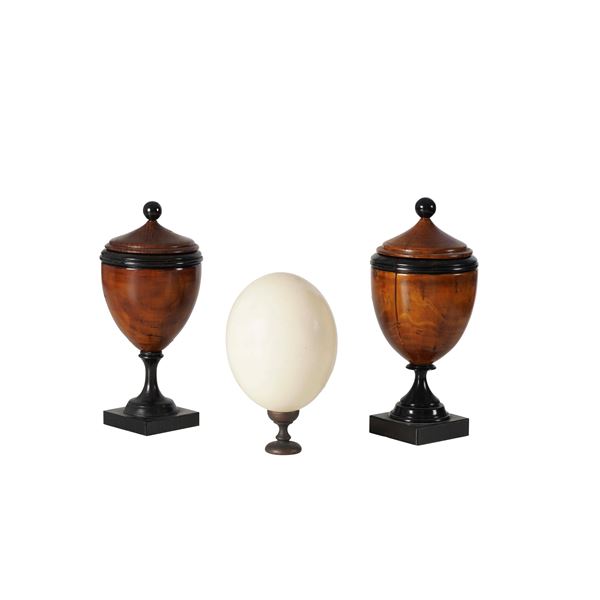 Coppia di vasi legno tornito e uovo di struzzo