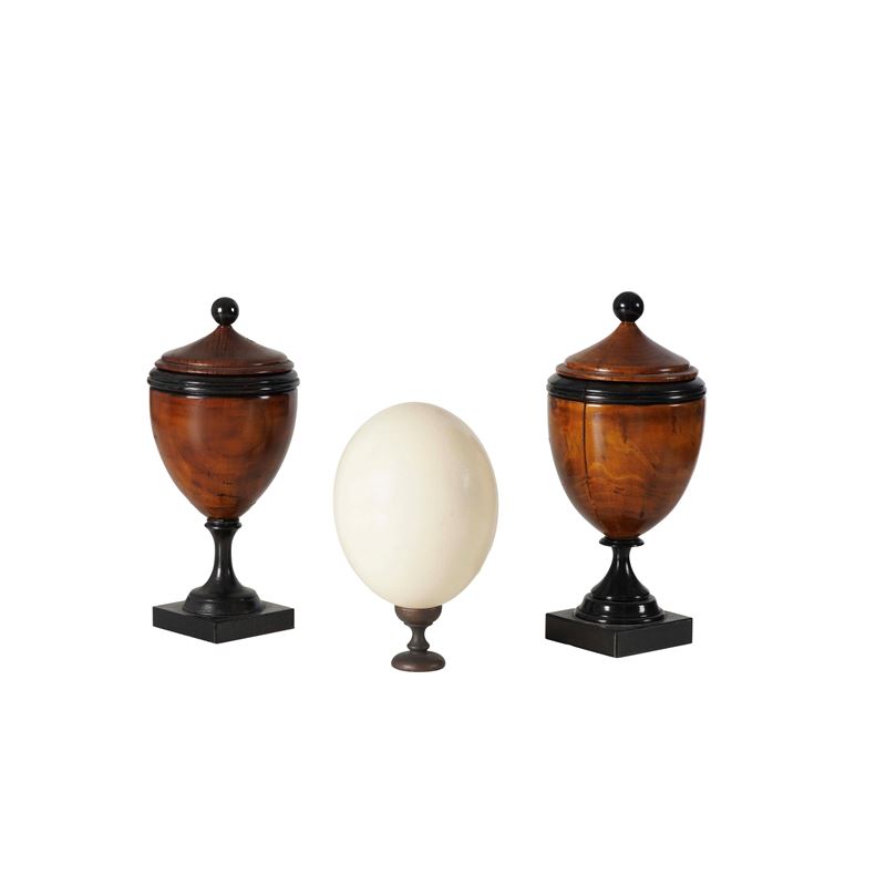 Coppia di vasi legno tornito e uovo di struzzo  - Auction Antiques - Cambi Casa d'Aste