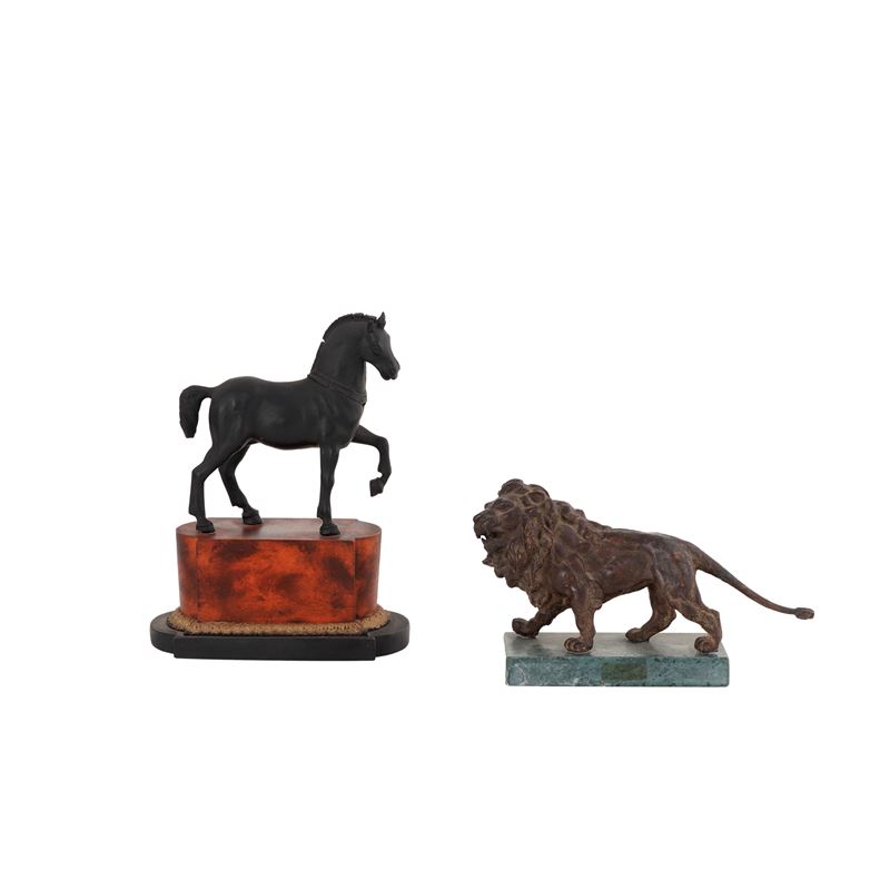 Cavallino e leone in bronzo patinato. XIX secolo  - Asta Antiquariato - Cambi Casa d'Aste