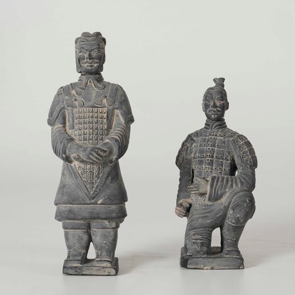 Due figure orientali in pietra. Cina XX secolo