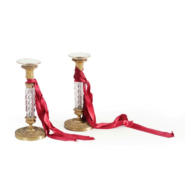 Coppia di candelieri in cristallo e bronzo dorato. XIX-XX secolo