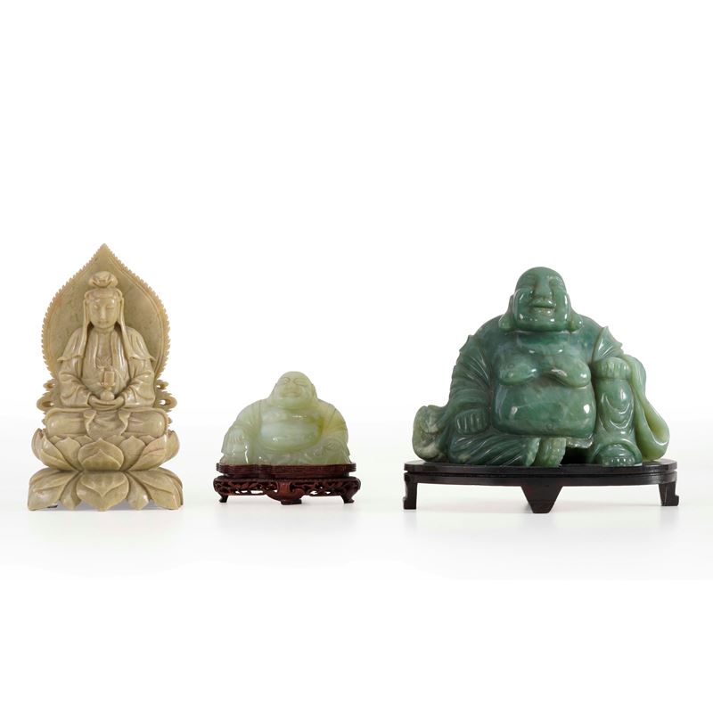 Tre figure di divinità orientali in pietra dura  - Asta Antiquariato - Cambi Casa d'Aste