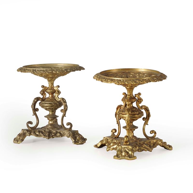 Coppia di alzate in bronzo dorato. XX secolo  - Auction Antiques - Cambi Casa d'Aste
