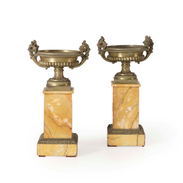 Coppia di alzate in marmo e bronzo dorato. XX secolo