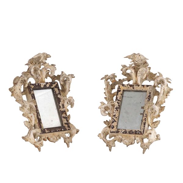 Due specchierine in legno intagliato. XVIII secolo