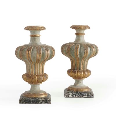 Coppia di Vasi in Legno Intagliato, Laccato e Dorato. XVIII-XIX Secolo