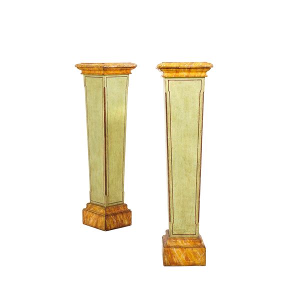Coppia di colonne reggibusto in legno dipinto e marmorizzato. XIX secolo