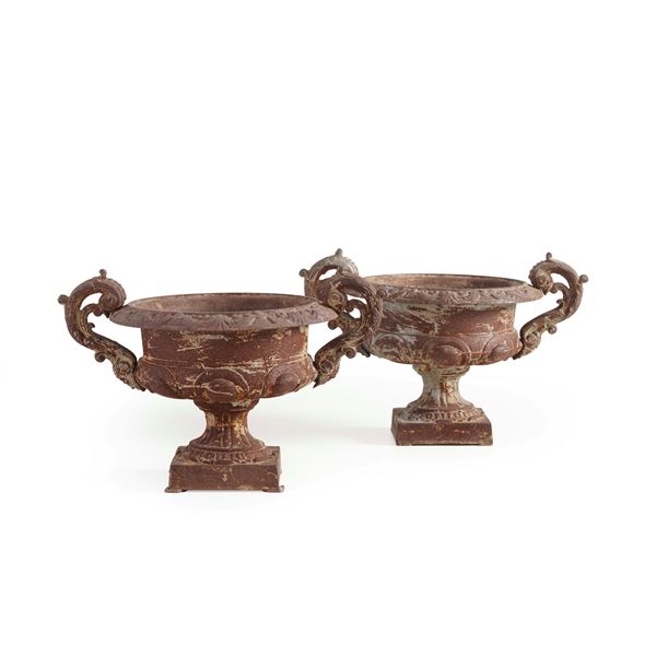 Coppia di vasi biansati in ghisa