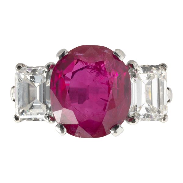 Anello con rubino Burma di ct 5.16, nessuna indicazione di riscaldamento, e due diamanti taglio smeraldo  [..]