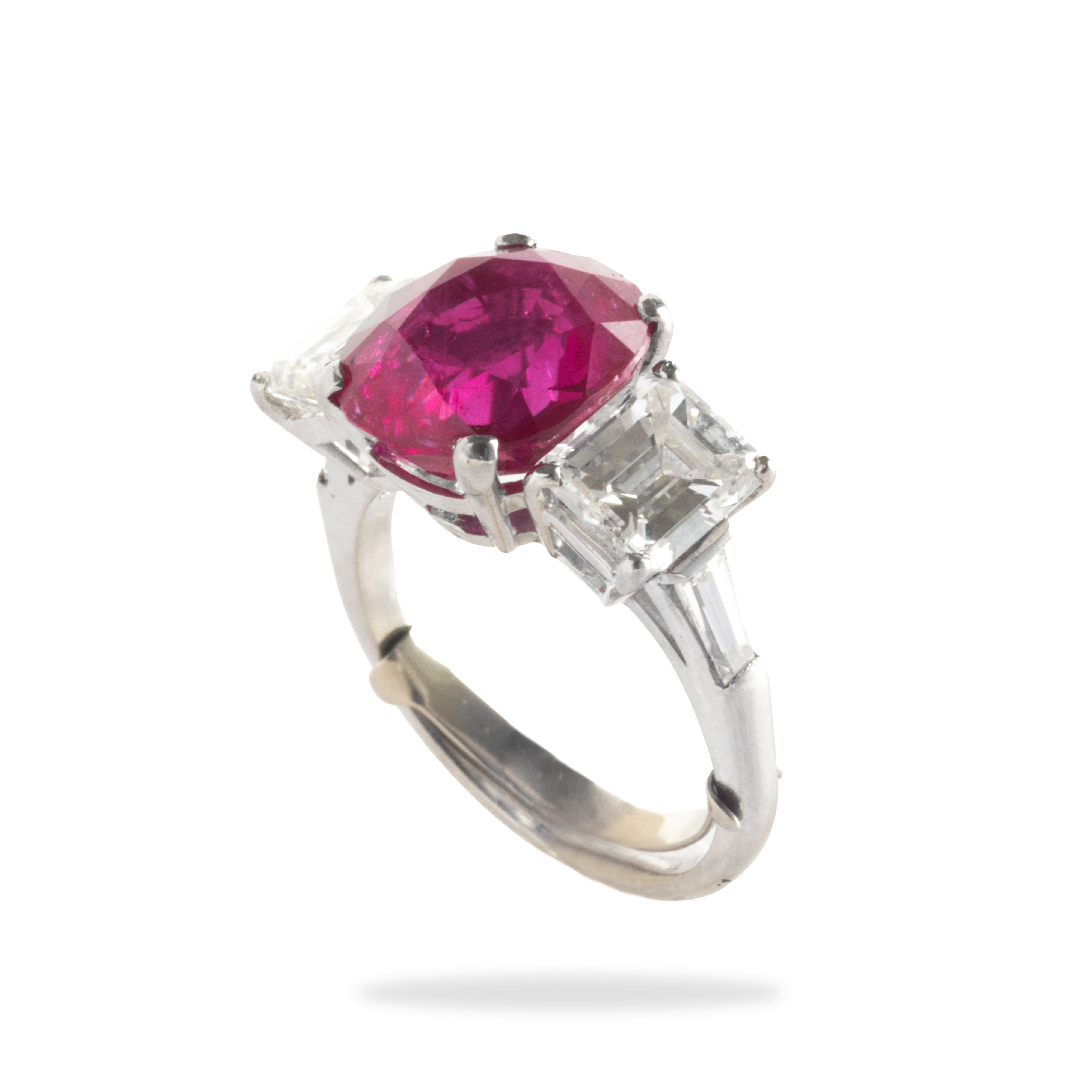 Anello con Rubino Burma di Ct 5.16, Nessuna Indicazione di Riscaldamento, e Due Diamanti Taglio S...