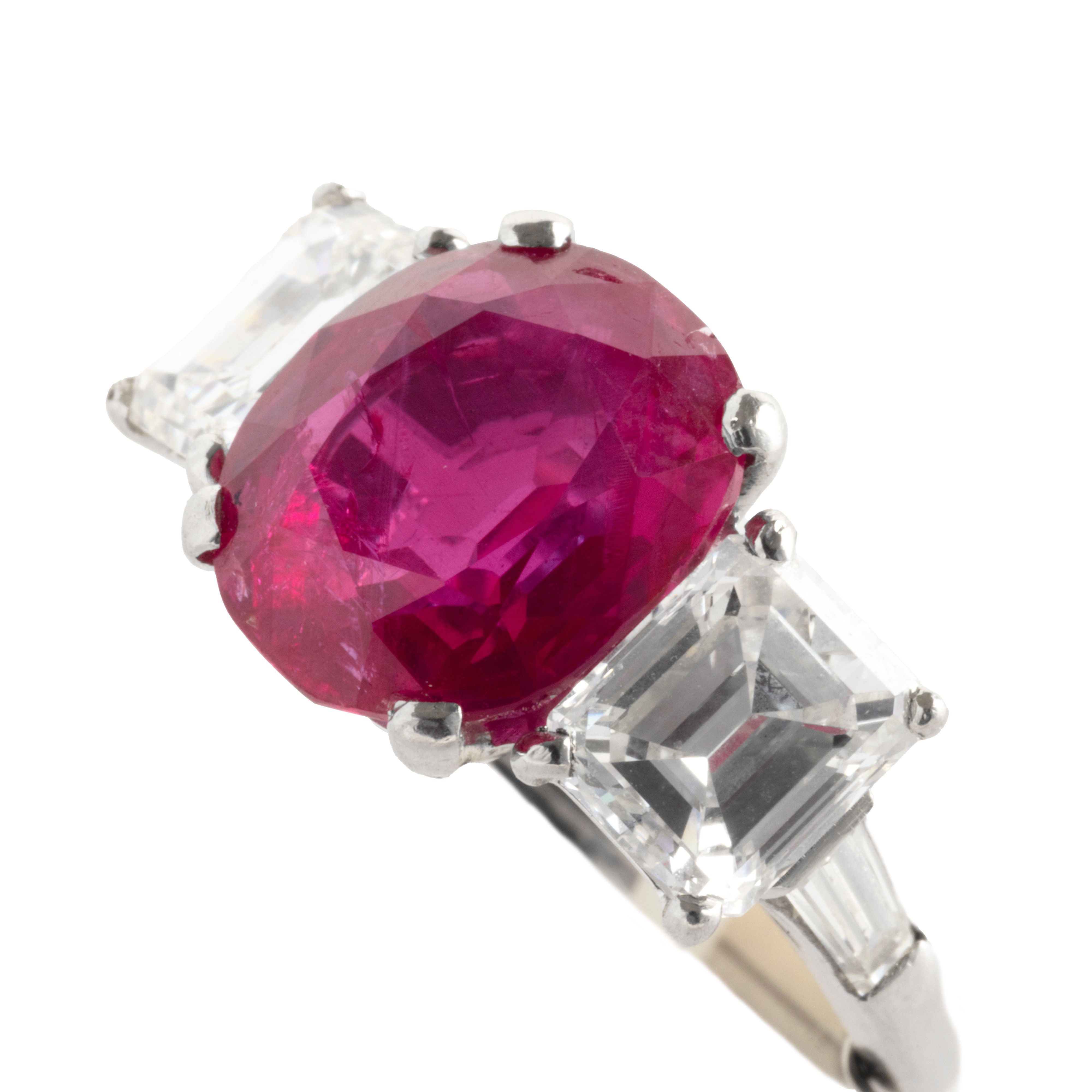 Anello con Rubino Burma di Ct 5.16, Nessuna Indicazione di Riscaldamento, e Due Diamanti Taglio S...