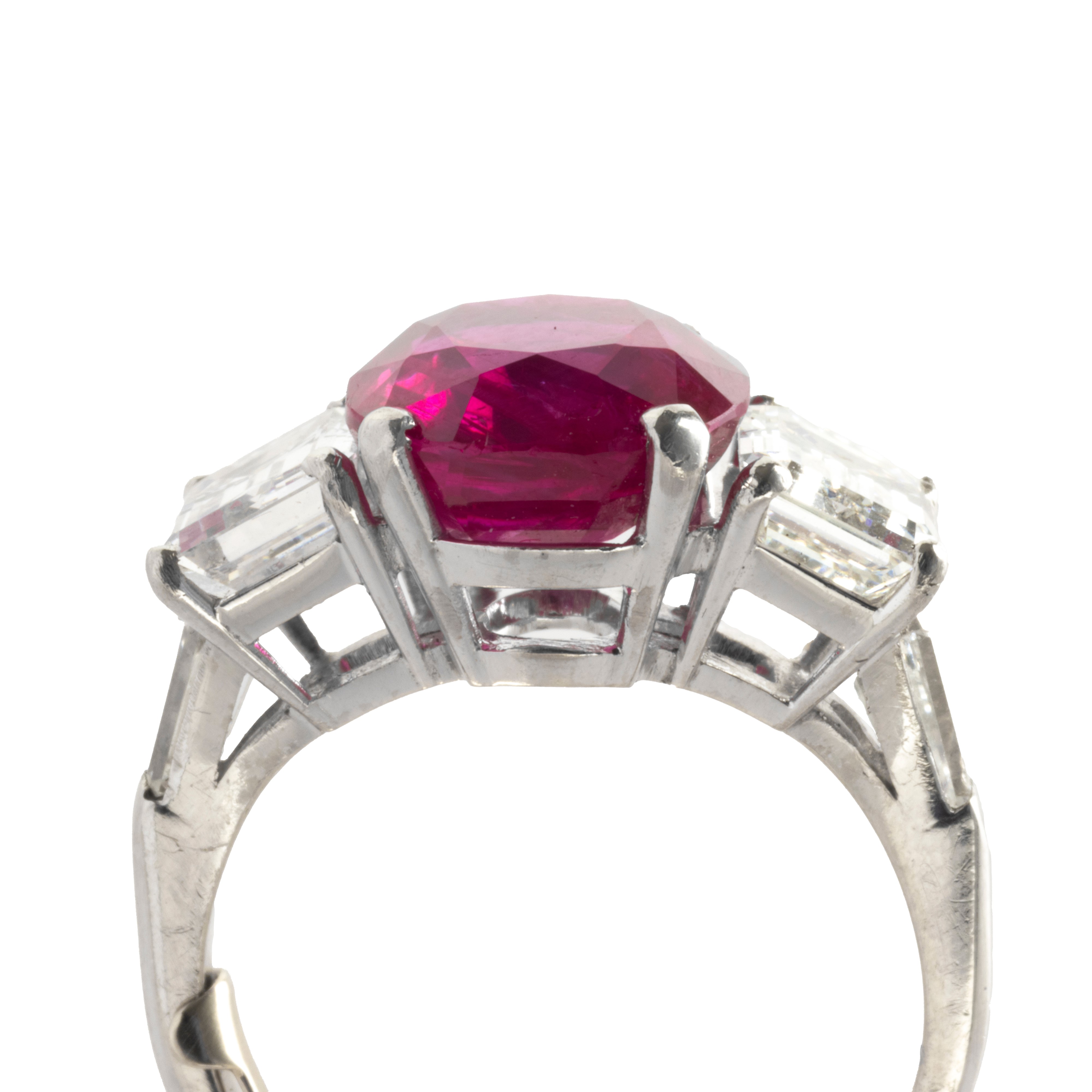 Anello con Rubino Burma di Ct 5.16, Nessuna Indicazione di Riscaldamento, e Due Diamanti Taglio S...