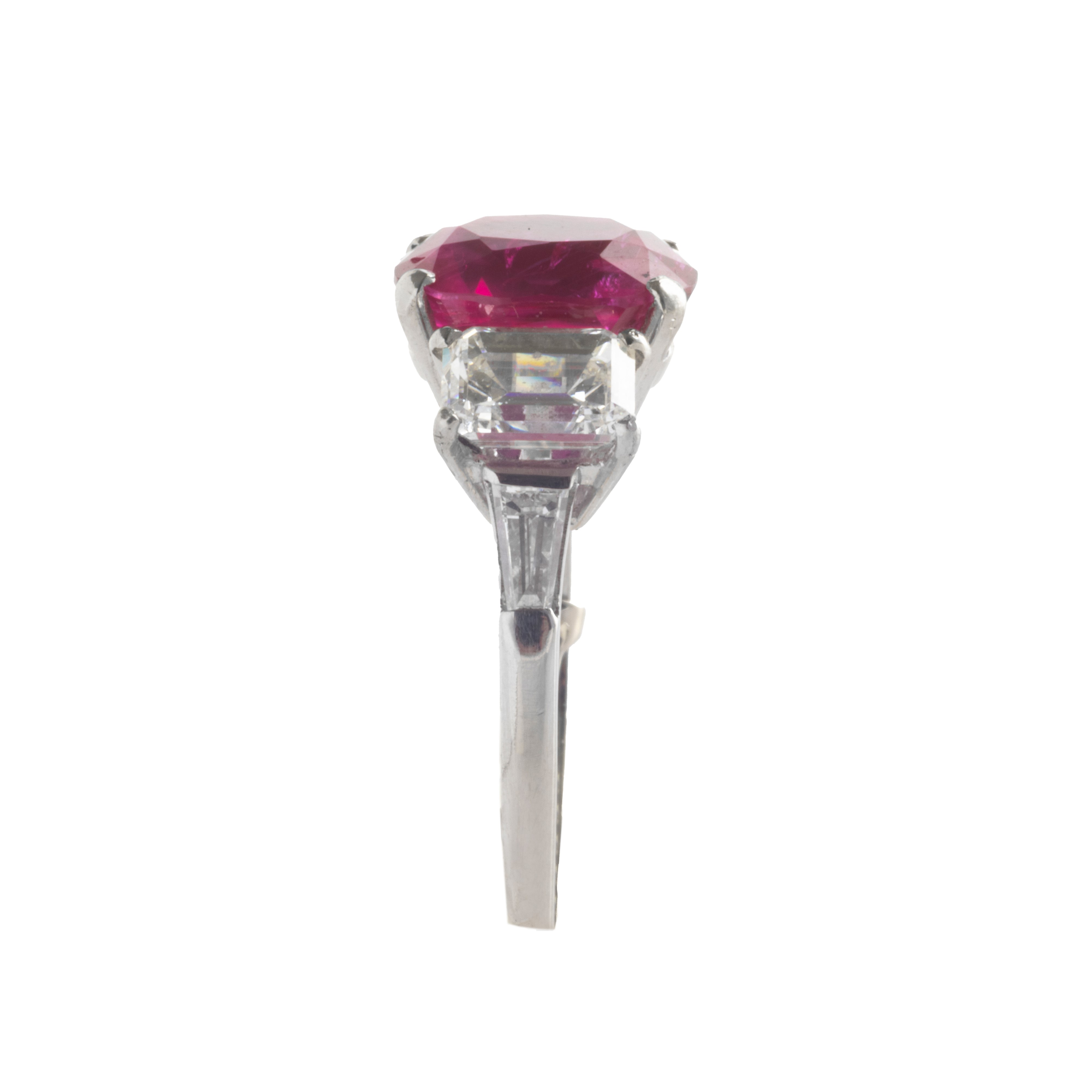 Anello con Rubino Burma di Ct 5.16, Nessuna Indicazione di Riscaldamento, e Due Diamanti Taglio S...