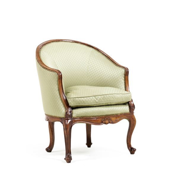 Poltrona a pozzetto in legno intagliato. XVIII secolo