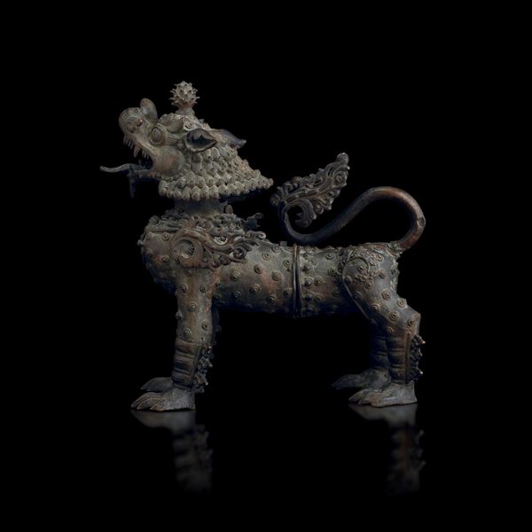 Figura di leone in bronzo con motivi a rilievo, Indonesia, XIX secolo