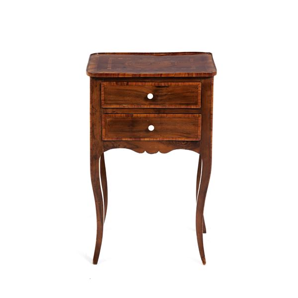 Comodino Luigi XV a due cassetti. XVIII secolo