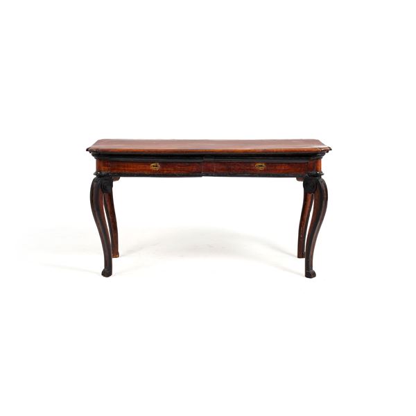 Scrivania in noce. Lombardia, XVIII secolo