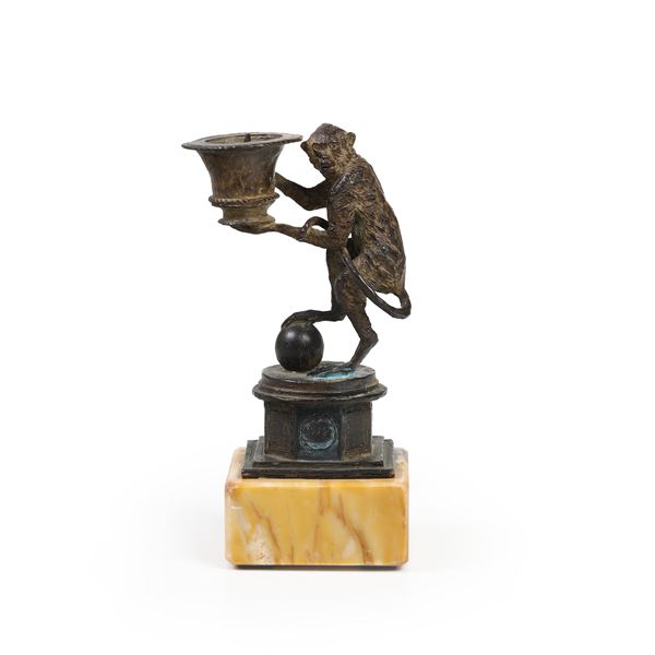 Porta candela raffigurante scimmia, XIX-XX secolo