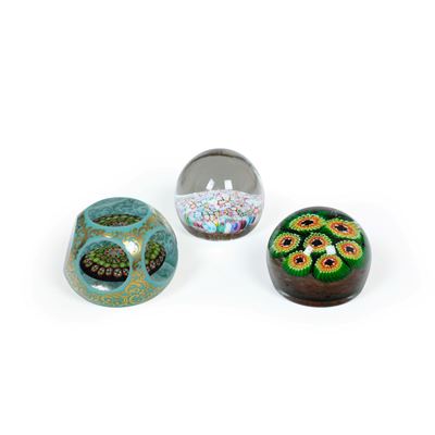Tre fermacarte in vetro, decorazione policroma a murrine, diametri variabili da 7 a 9 cm