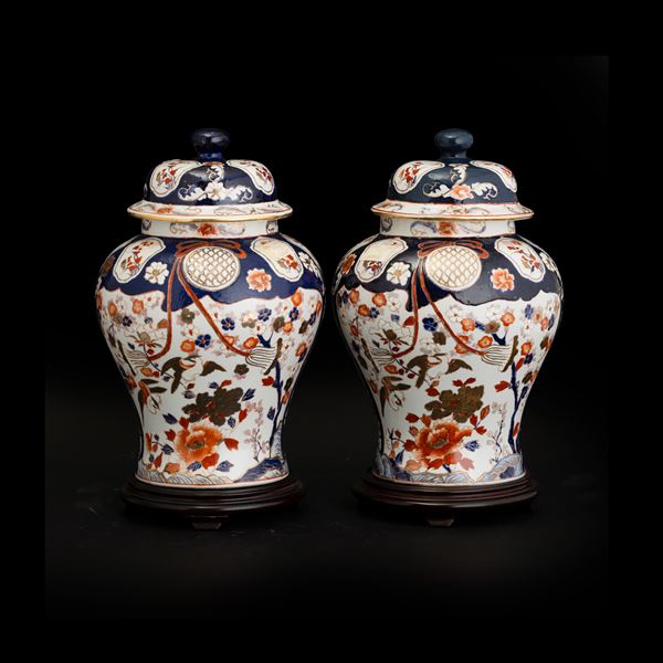 Coppia di potiche in porcellana Imari a motivi floreali, Giappone, periodo Meiji (1868-1912)