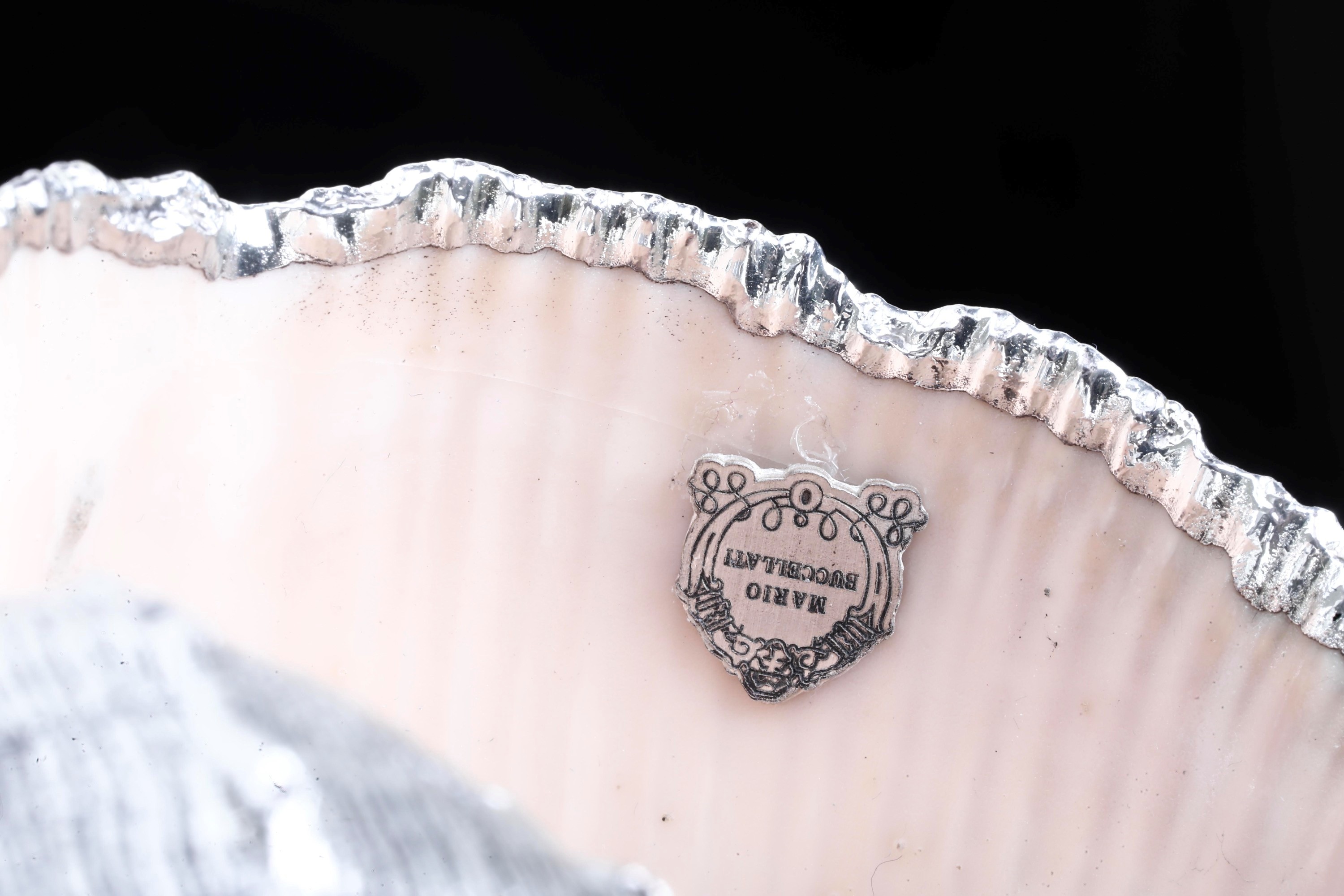 Etichetta a Scudo Maison Mario Buccellati. Italia XX-XXI Secolo Lotto di Tre Conchiglie Ricoperte...