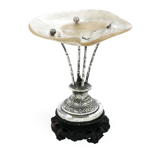 Probabile manifattura orientale (Cina?) del XX-XXI secolo. Apparentemente priva di punzonatura Alzata