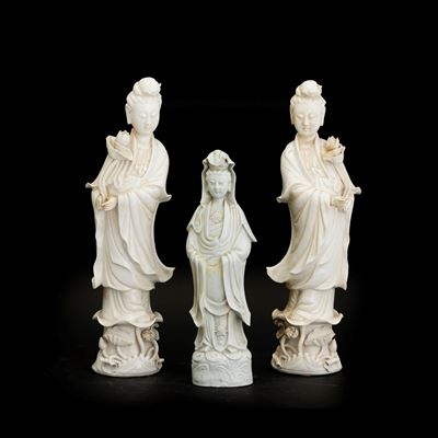 Lotto Composto di Tre Figure in Porcellana Blanc De Chine Raffiguranti Guanyin con Fiore e Guanyi...